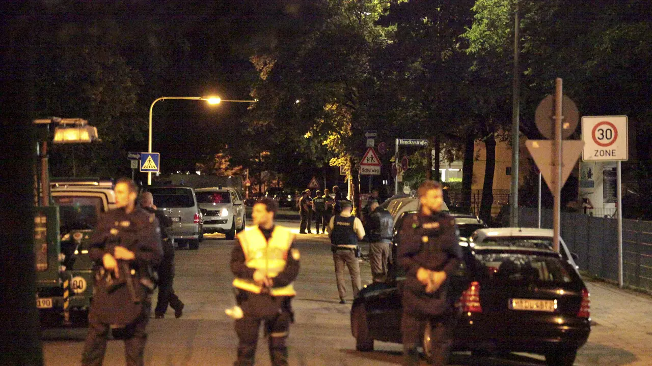 Aparat berjaga di jalan dekat lokasi penembakan di Munich