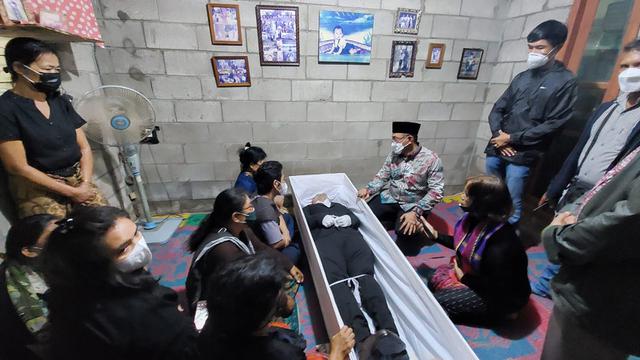 Walikota Cilegon, Helldy Agustian (Peci Hitam), Di Rumah Duka. (Jumat, 21/01/2022). (Dokumentasi Pribadi).