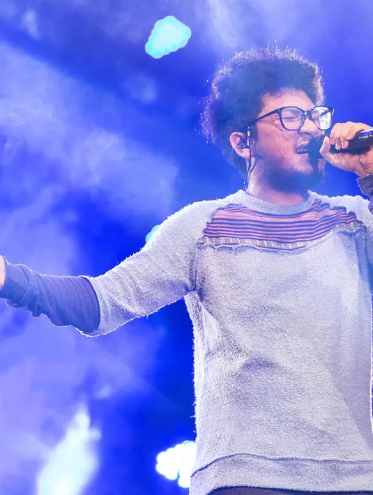 Saat Kunto Aji memulai aksi panggungnya , tak lupa ia menyapa semua penonton konser  Urban Gigs terlebih dahulu. (Dezmond Manullang/Bintang.com)