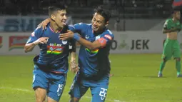 Gelandang PSIS semarang, Jonathan Cantillana (kiri), merayakan gol ke gawang Bhayangkara FC pada laga pekan ke-34 Shopee Liga 1 2019, di Stadion Moch Subroto, Magelang, Sabtu (21/12/2019). (Bola.com/Vincentius Atmaja)