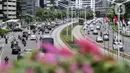 Kondisi lalu lintas di Jalan Jenderal Sudirman, Jakarta Pusat, Rabu (26/10/2022). Polda Metro Jaya resmi menghentikan pelaksanaan tilang manual terhadap para pelanggar lalu lintas sehingga seluruh pengendara yang melanggar bakal ditindak secara elektronik. (merdeka.com/Iqbal S. Nugroho)
