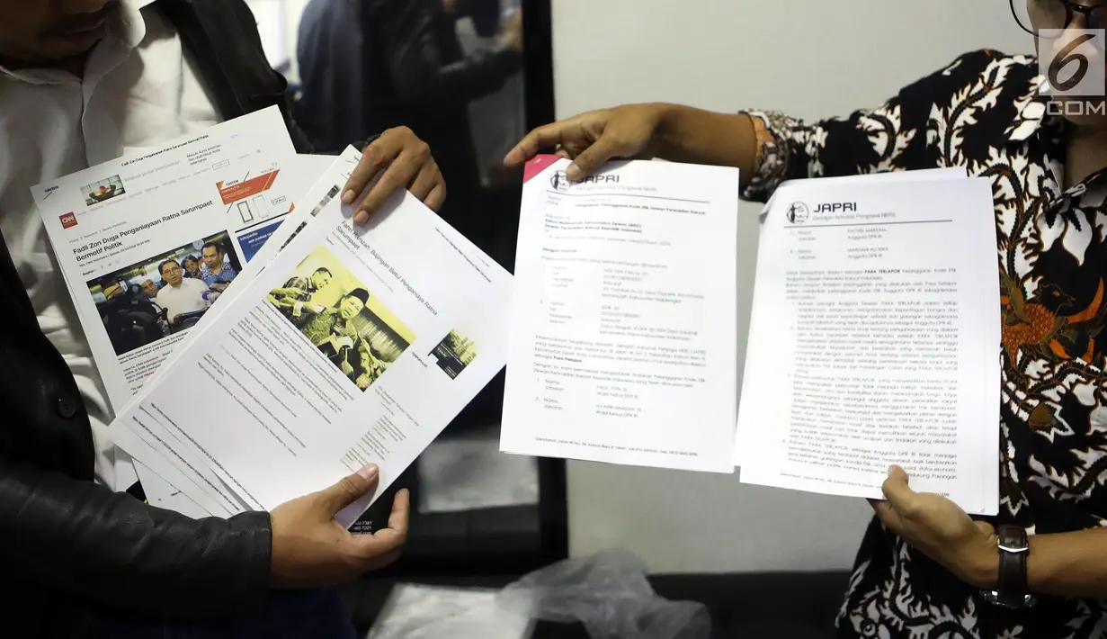 Jaringan Advokat Pengawal NKRI menunjukkan dokumen saat melapor kepada Mahkamah Kehormatan Dewan (MKD) terkait kasus penyebaran berita hoaks penganiayaan aktivis perempuan Ratna Sarumpaet di Jakarta, Kamis (4/10). (Liputan6.com/Johan Tallo)