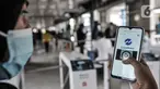 Petugas menunjukkan cara menggunakan layanan wifi gratis Transjakarta di Halte Harmoni, Jakarta, Senin (16/11/2020). PT Transjakarta memperluas penyediaan fasilitas wifi gratis berkecapatan tinggi. (merdeka.com/Iqbal S. Nugroho)