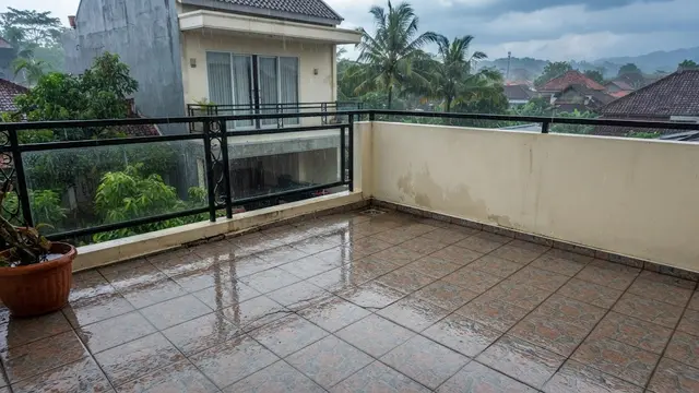 Bagian balkon rumah bertingkat yang perlu diperiksa sebelum musim hujan, salah satunya area lantai balkon