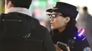 Petugas mengenakan kacamata pintar dengan sistem pengenalan wajah di Stasiun Kereta Zhengzhou East, China (5/2). Kacamata ini memiliki kamera yang tersambung dengan perangkat mirip telepon pintar. (AFP Photo/China Out)