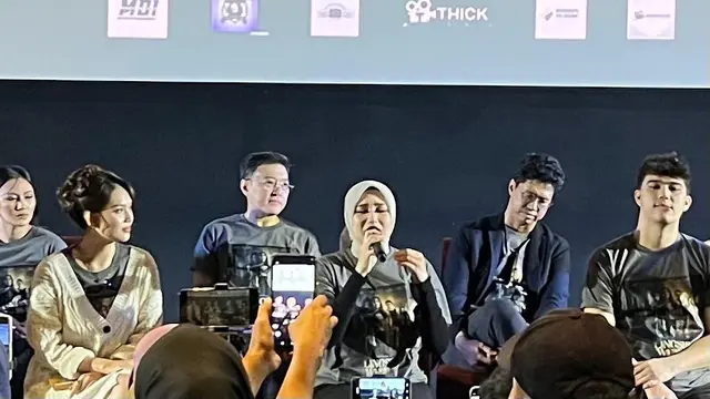 Ochi Rosdiana (berhijab) dalam konferensi pers dan screening film "Lingsir Wengi Motel Malioboro" di kawasan Jakarta pada (14/10/2026)/ (Liputan6.com/Afradhiya N. R)