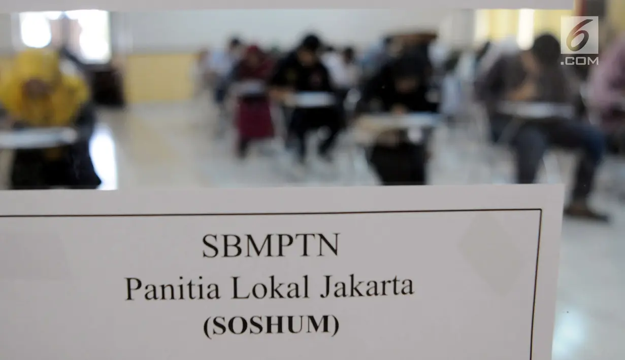 Sejumlah peserta mengikuti SBMPTN 2018 di Kampus Universitas Islam Negeri (UIN) Syarif Hidayatullah, Tangerang Selatan, Selasa (8/5). Sebanyak 74 ribu peserta calon mahasiswa ikut ujian SBMPTN di UIN. (Merdeka.com/Arie Basuki)