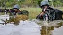 Prajurit TNI dari Batalyon Infanteri Raider bersiap menembak dari air saat latihan perang gerilya di pangkalan mereka di Banda Aceh, provinsi Aceh, 30 April 2019.  Prajurit batalion raider dilatih  untuk siap melakukan berbagai operasi khusus dan penugasan mendadak. (CHAIDEER MAHYUDDIN / AFP)
