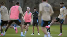 Pelatih Argentina, Lionel Scaloni (tengah) memimpin latihan Timnas Argentina menjelang laga kualifikasi Piala Dunia 2026 zona CONMEBOL melawan Chile di Ezeiza, Buenos Aires, Selasa (03/09/2024). (AFP/Juan Mabromata)