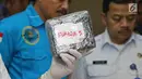 Petugas menunjukan satu paket narkoba saat rilis kasus penyelundupan narkotika di Jakarta, Rabu (27/9). BNN bersama Bea Cukai berhasil menggagalkan upaya penyelundupan 137,69 kg sabu dan 42.500 butir pil ekstasi. (Liputan6.com/Immanuel Antonius)