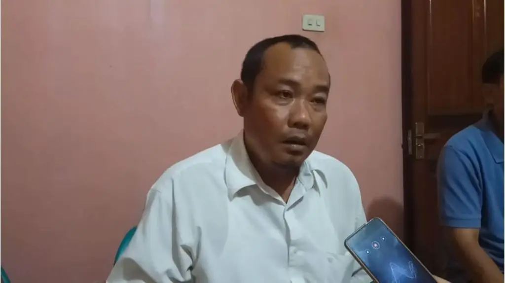 Permohonan maaf orangtua yang anaknya kedapatan mengenakan kaos bertuliskan ikeh. (Foto: YouTube)