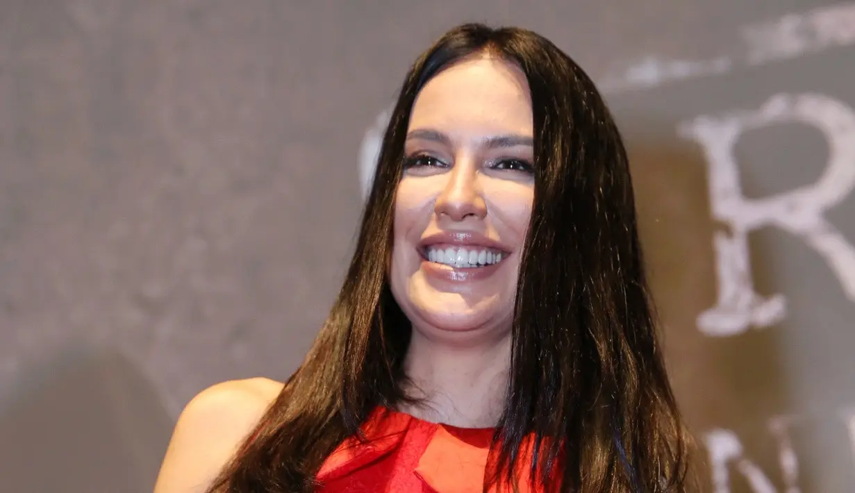 "Ya saya berdasarkan ada apa di depan saya, ya saya kan dari dulu memang modeling, main film, nyanyi gitu. Jadi ada apa di depan saya." lanjut Sophia. (Nurwahyunan/Bintang.com)