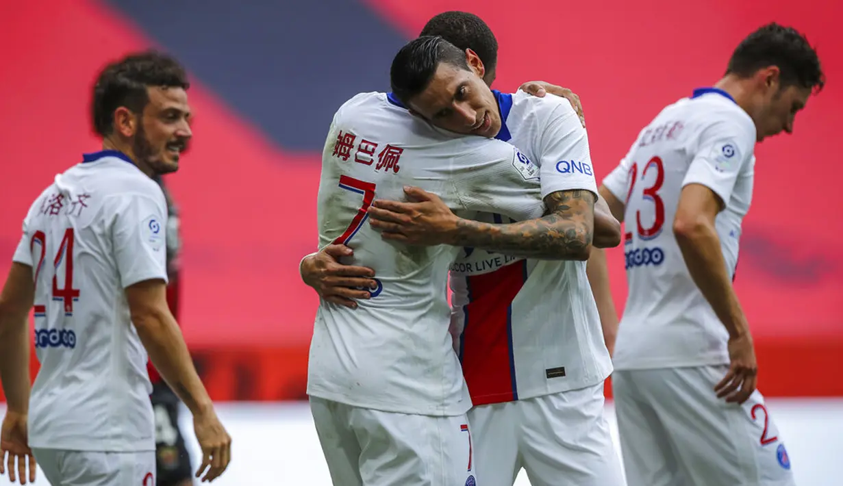 Pemain Paris Saint-Germain Angel Di Maria melakukan selebrasi usai mencetak gol ke gawang Nice pada pertandingan League One di Stadion Allianz Riviera, Nice, Perancis, Minggu (20/9/2020). Paris Saint-Germain berhasil mengalahkan Nice 3-0. (AP Photo/Daniel Cole)