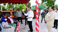 Presiden Jokowi dan Menhan Prabowo Subianto membagikan bansos di Kabupaten Maluku Tenggara, Provinsi Maluku. (Foto: Sekretariat Presiden)