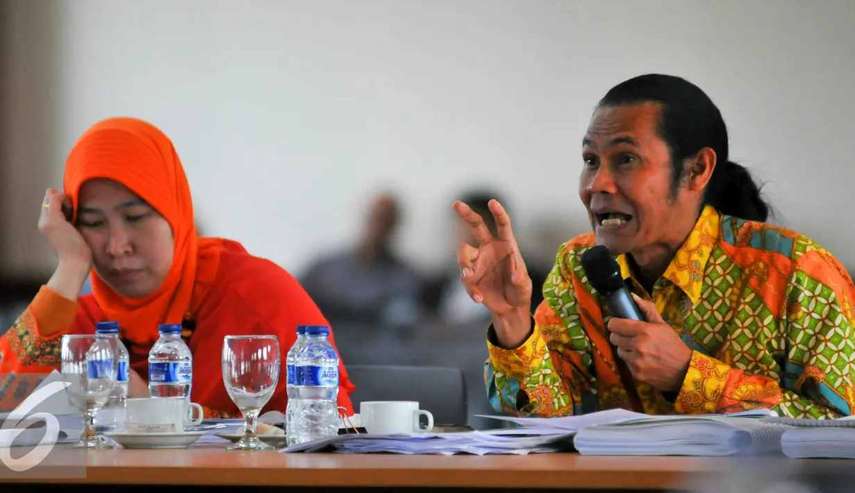 Komisioner Komisi Penyiaran Indonesia (KPI), Bekti Nugroho (kanan) saat Evaluasi Dengar Pendapat (EDP) kepada stasiun TV Indosiar yang mengajukan perpanjangan Izin Penyelenggaraan Penyiaran (IPP), Jakarta, Rabu (11/5/2016). (Liputan6.com/Yoppy Renato)