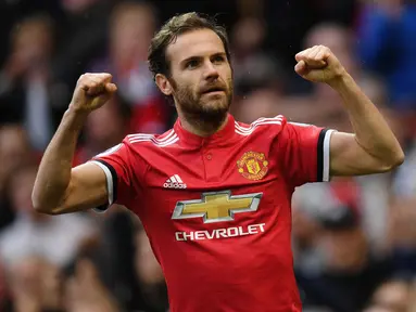 Juan Mata mengawali karier di Liga Inggris sejak tahun 2011 bersama Chelsea. Tiga musim berselang, Mata memutuskan untuk berlabuh ke Manchester United. Pemain berkebangsaan Spanyol tersebut tercatat mampu memberikan assist sebanyak 64 kali dalam 271 penampilannya di Liga Inggris. (AFP/Paul Ellis)