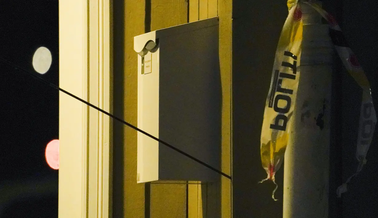 Panah tertancap pada dinding setelah serangan di Kongsberg, Norwegia, Rabu (13/10/2021). Selain lima orang tewas, ada dua orang lagi yang terluka salah satunya polisi. (Terje Bendiksby/NTB Scanpix via AP)