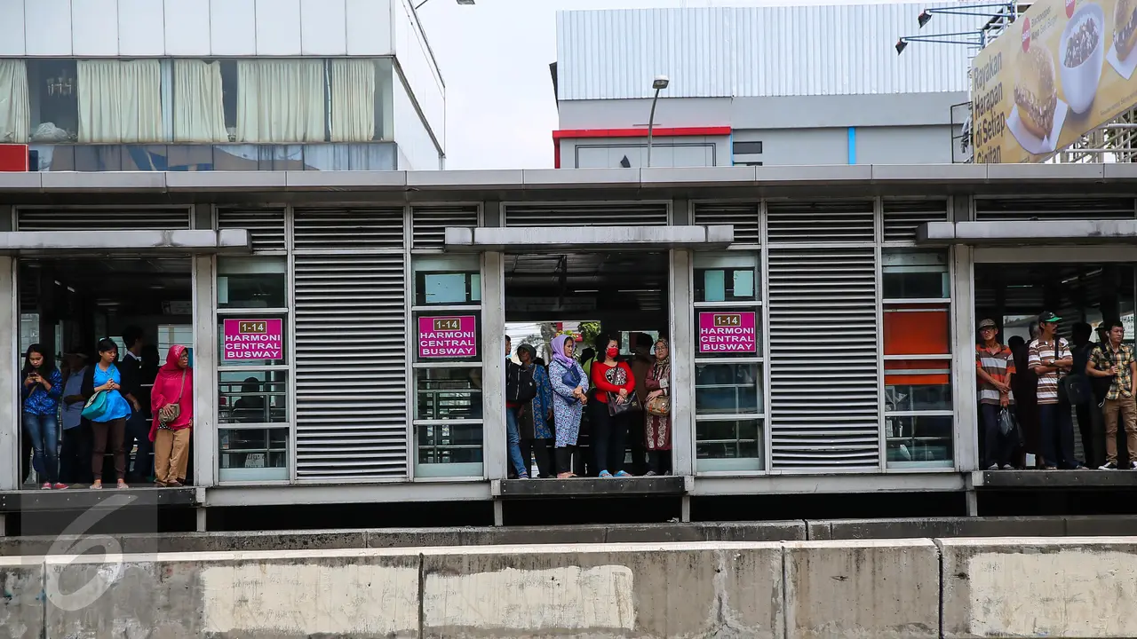 20160106-Penghuni Rusun Gratis Naik Transjakarta-Jakarta