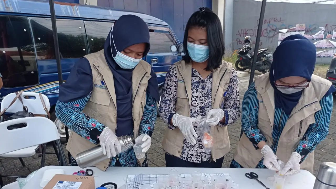 Loka POM Banyumas menemukan 09 pcs produk pangan rusak, kedaluawarsa sebanyak 361 pcs, dan tanpa izin edar/TIE sebanyak 28 pcs. (Foto: Liputan6.com/Rudal Afgani Dirgantara)