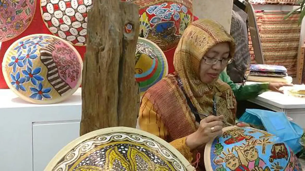 Cindy Paramita Ubah Caping Lebih Indah dengan Lukisan