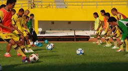 Pemain Sriwijaya FC melakukan latihan rutin di Stadion Gelora Sriwijaya Jakabaring Palembang, Rabu (25/4). Jelang laga kandang pertama paruh kedua ISL melawan PSMS Medan, pemain SFC mempersiapkan kondisi fisik dan mental untuk kembali meraih poin penuh. (Antara)
