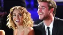 Seakan tidak peduli dengan perasaan kekasihnya, Liam Hemsworth, dengan santai Miley Cyrus mengatakan cincin yang dipakainya itu bukanlah bentuk yang dia sukai. (AFP/Bintang.com)