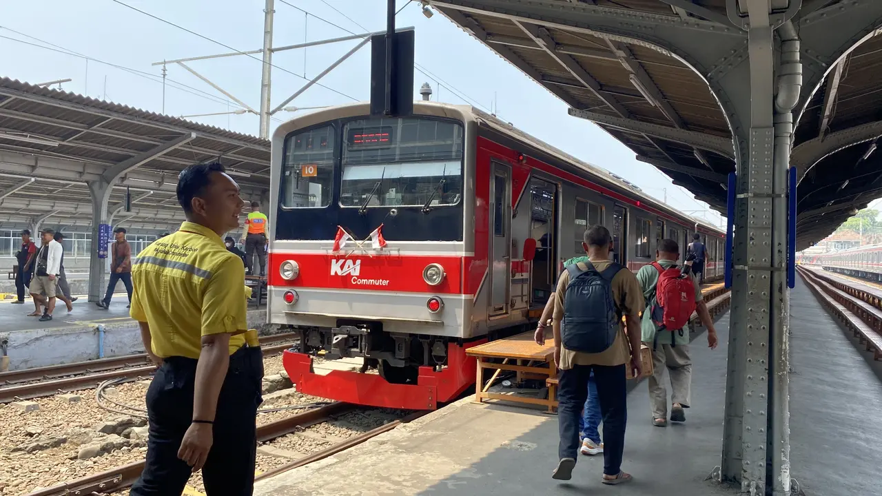 Situasi terkini di Stasiun Jakarta Kota pascakejadian kereta Commuter Line relasi Jakarta Kota-Bogor yang anjlok. (Liputan6.com/Tisha)