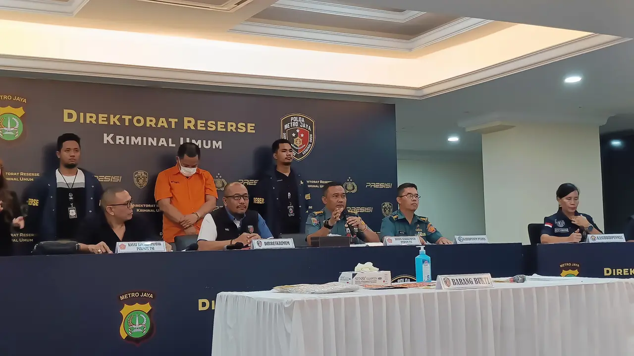 Polda Metro Jaya menampilkan sopir Fortuner yang menjadi tersangka pemalsuan pelat dinas TNI, Kamis (18/4/2024).
