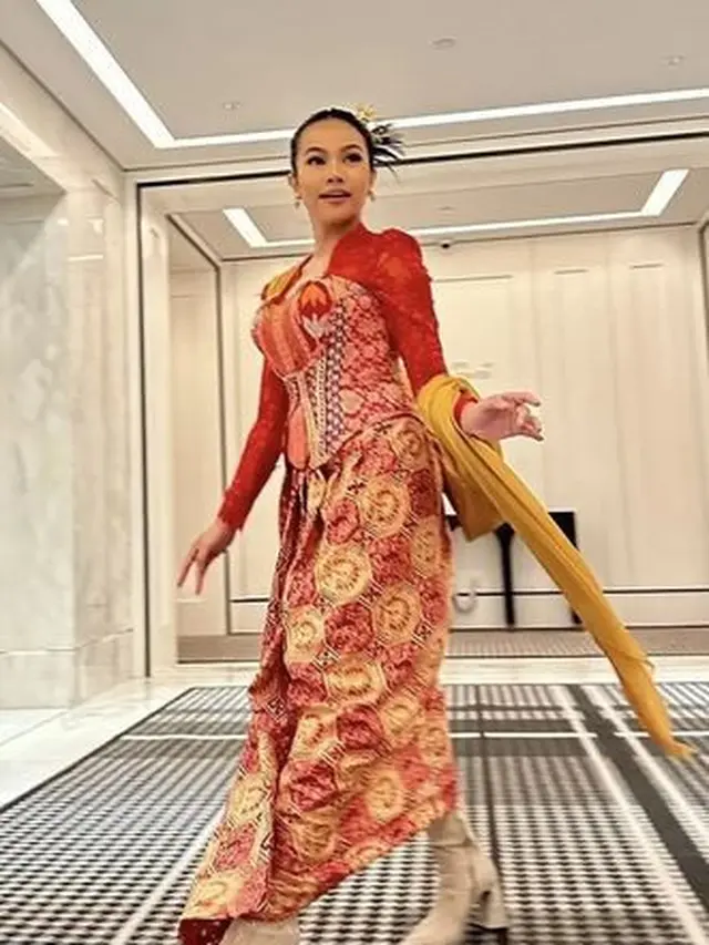 Inspirasi Baju Batik Kombinasi untuk Pesta Pernikahan ala Artis, dari Yura Yunita hingga Nadine Chandrawinata. (instagram/@yurayunita)