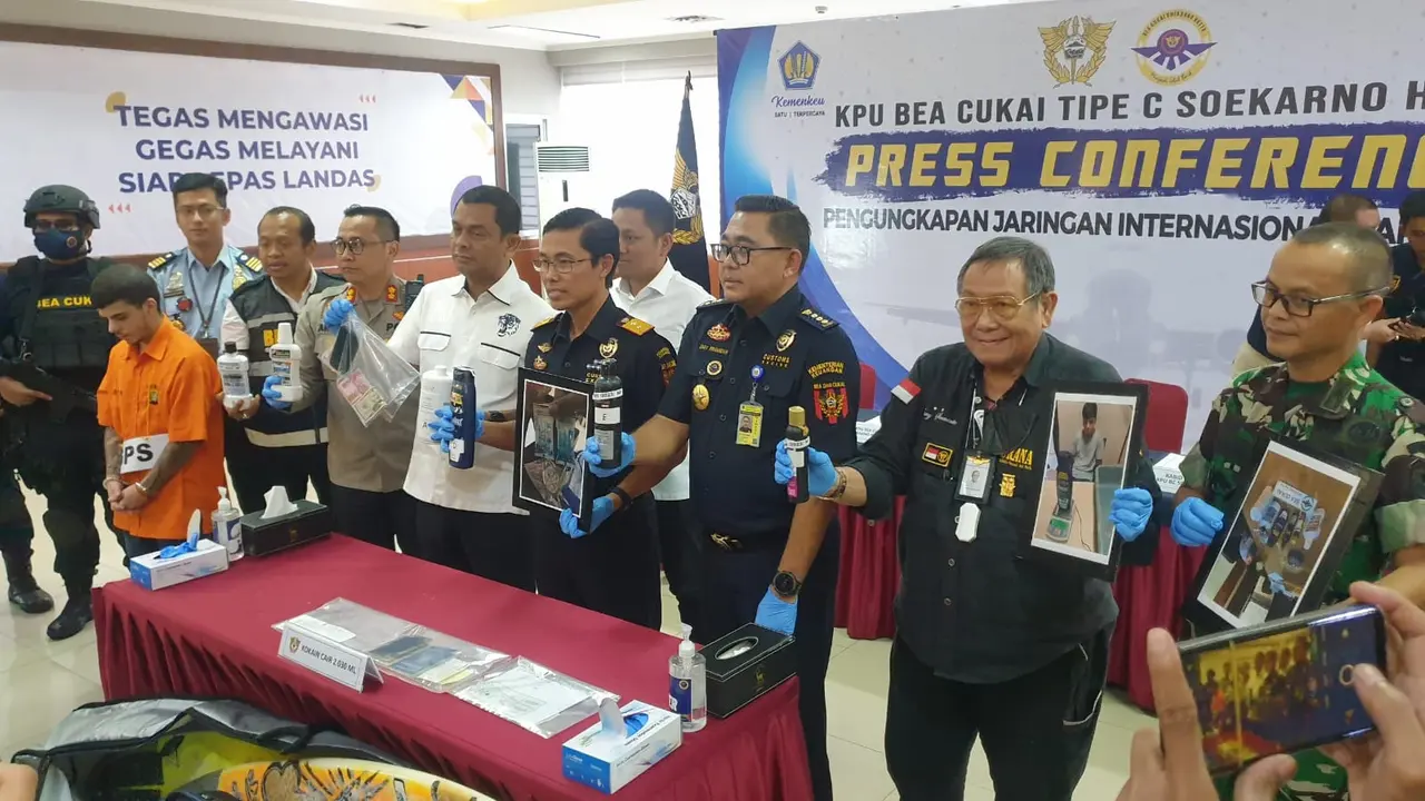 Pengungkapan kasus WNA asal Brasil membawa kokain cair, Selasa (28/2/2023).