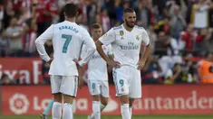 Ekspresi kecewa para pemain Real Madrid usai gawangnya kebobolan dari Girona pada lanjutan La Liga Santander di Municipal de Montilivi stadium, Girona , (29/10/2017). Madrid kalah 1-2. (AFP/Josep Lago)