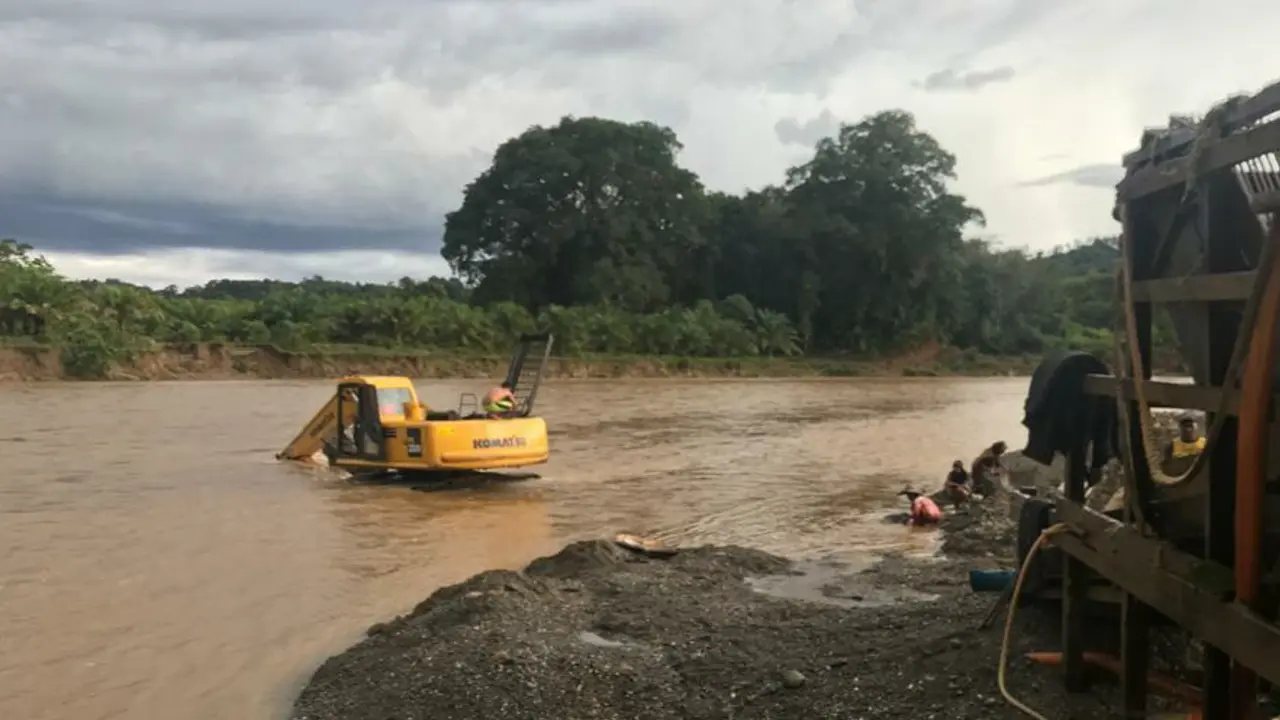 Foto tangkapan GeRAK berupa penambangan yang diduga ilegal di Gampong Gleung, Kecamatan Sungai Mas-Tutut (Liputan6.com/Ist)
