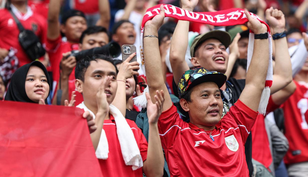 Para suporter Timnas Indonesia memberikan dukungan kepada timnya dalam laga terakhir Grup C Putaran Ketiga Kualifikasi Piala Dunia 2026 melawan Jepang di Suita Stadium, Jepang, Selasa (10/06/2025). (AFP/Paul Miller)