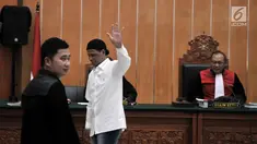Terdakwa Hercules Rosario Marshal melambaikan tangan usai menjalani sidang perdana di PN Jakarta Barat, Rabu (16/1). Hercules menjalani sidang menggunakan kemeja putih dan peci hitam. (Merdeka.com/Iqbal Nugroho)