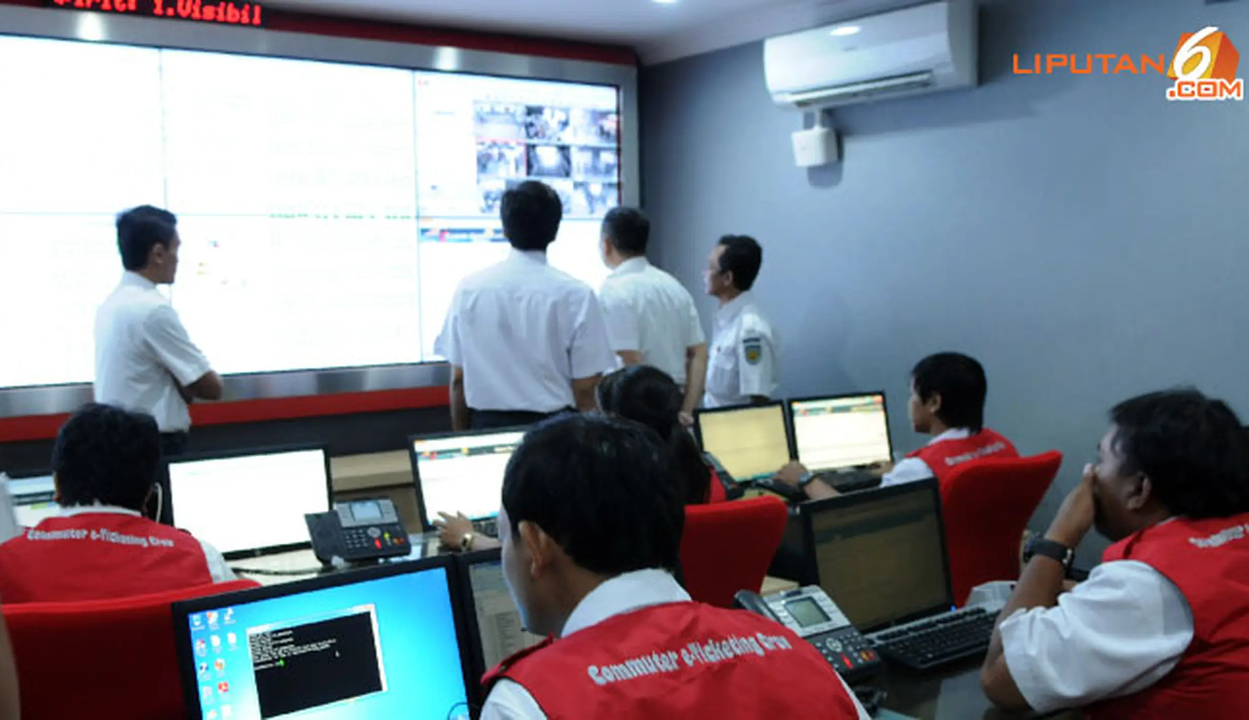 Suasana Pengontrolan E-Ticketing Commuter line - Foto Liputan6.com