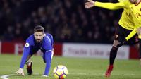Pemain Chelsea, Olivier Giroud mencoba mengejar bola saat jatuh pada lanjutan Premier League di Vicarage Road stadium, London, (5/2/2018). Chelsea kalah 1-4. (AP/Frank Augstein)