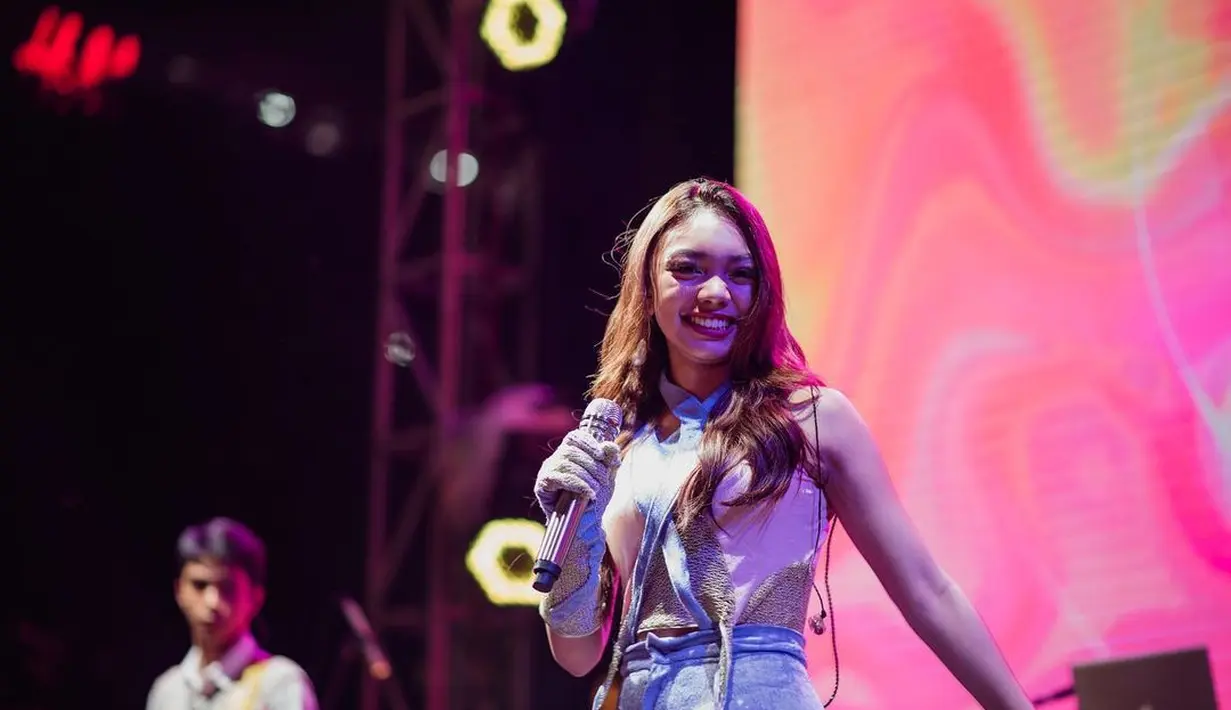 Cantik dengan pesona yang memikat, penampilan Naura Ayu kini jadi salah satu yang banyak ditunggu. [Foto: IG/Naura Ayu].