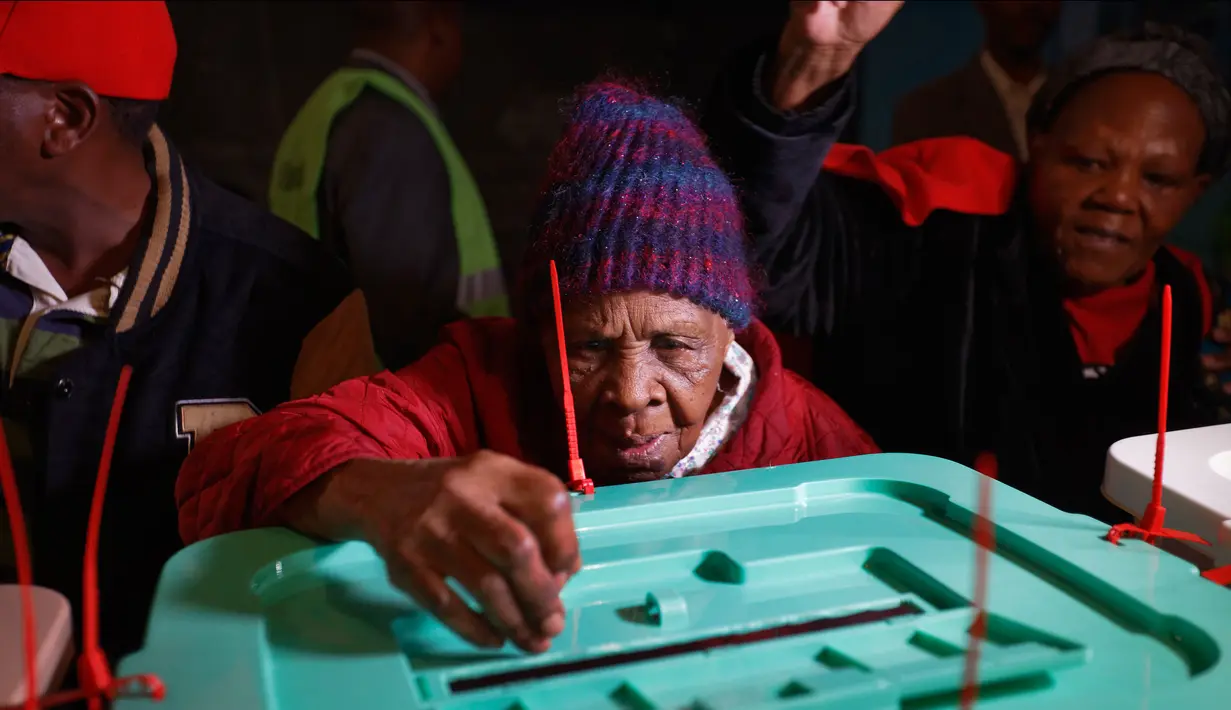 Lydia Gathoni Kiingati (102) memasukkan kertas suara usai menggunakan hak pilihnya di sebuah TPS Gatundu, utara Nairobi, Selasa (8/8). Masyarakat Kenya melaksanakan pesta demokrasi dengan memberikan suara pada pemilihan presiden. (AP Photo/Ben Curtis)
