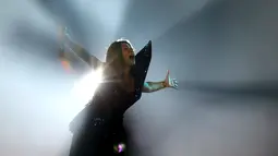 Anggun tampil sangat total, baik dari sisi musikalitas sampai kostum, Anggun terlihat sangat memukau. Wajar saja apabila penampilannya yang memukau ini berhasil mengumpulkan dana donasi hingga Rp 3 Miliar (KapanLagi.com/Budy Santoso)