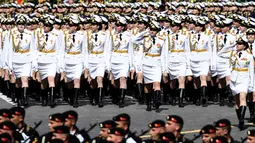 Tentara wanita Rusia berbaris saat parade militer Hari Kemenangan di Lapangan Merah, Moskow, Rusia, (7/5). Parade militer ini untuk merayakan 72 tahun kemenangan Rusia di Perang Duni II. (AFP Photo/ Kirill Kudryavtsev)