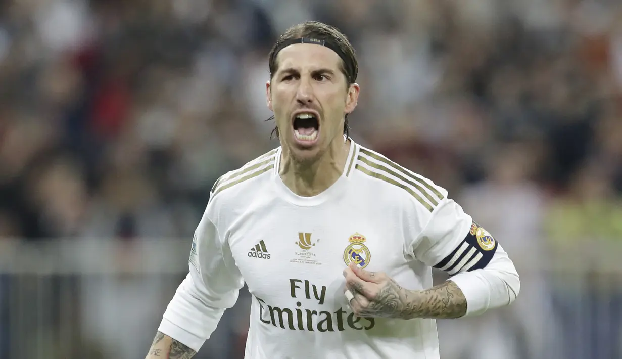 4. Sergio Ramos - Bek Real Madrid ini terkenal akan permainan kasarnya dan memiliki koleksi kartu merah terbanyak di Liga Spanyol. Salah satu permainan kasarnya saat Sergio Ramos menjatuhkan Mohamed Salah dan membuatnya mengalami cidera di bahu pada Liga Champions 2018. (AP Photo/Hassan Ammar)
