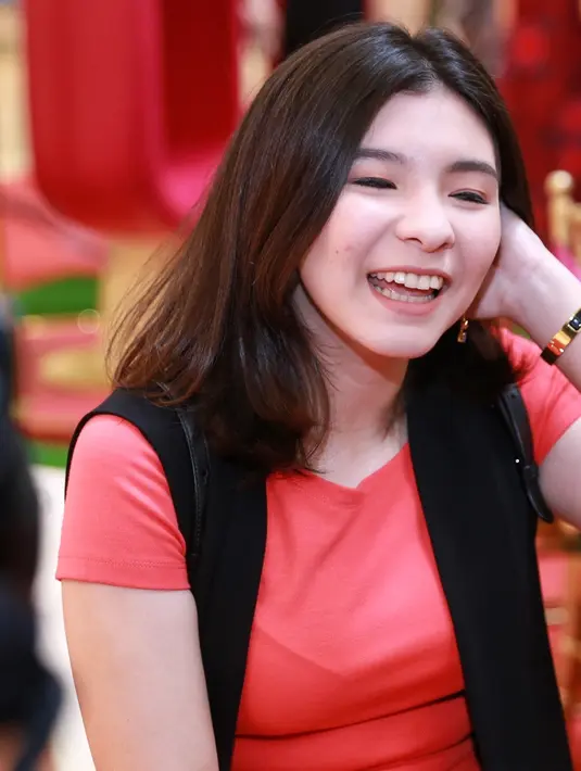 LDR bukan lah suatu masalah besar bagi Shaloom. Di era yang semakin canggih ini segala sesuatu yang jauh akan terasa dekat dan mudah dilakukan.  (Adrian Putra/Bintang.com)