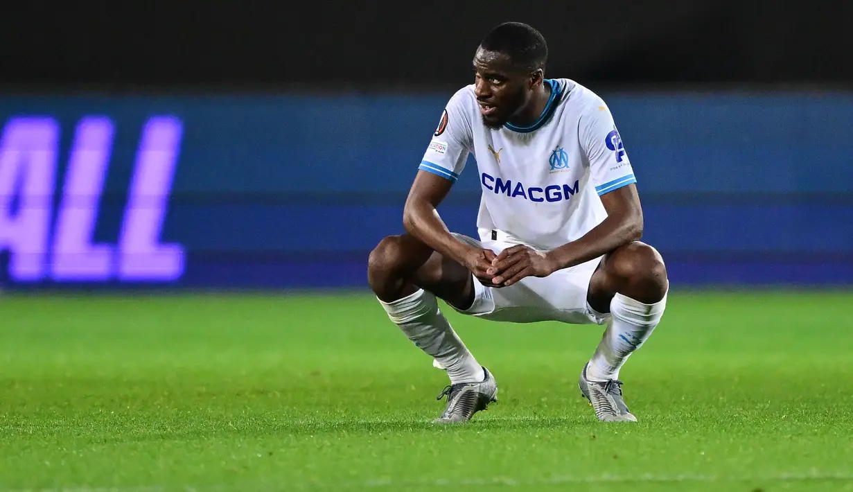 Pemain Marseille, Faris Moumbagna, tampak kecewa setelah ditaklukkan Atlanta pada laga semifinal Liga Europa di Bergamo, Italia, Jumat (10/5/2024). (AFP/Marco Bertorello)