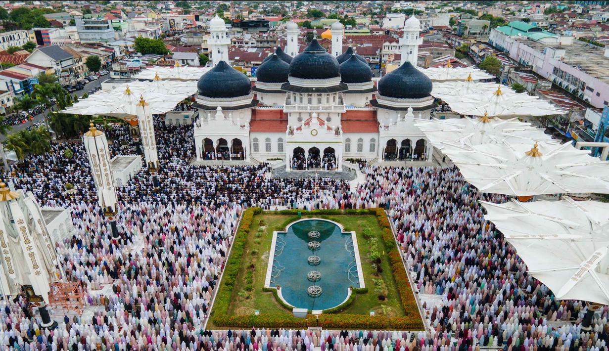 Foto udara menunjukkan umat Muslim saat melaksanakan salat Idul Adha di Masjid Raya Baiturrahman, Banda Aceh pada Rabu 27 Mei 2026. (CHAIDEER MAHYUDDIN/AFP)