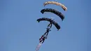Tentara Inggris dari the Tigers melakukan aksi terjun payung saat acara Malta Internasional Airshow 2015 di Bandara Internasional Malta, Valletta, Minggu (27/9). (REUTERS/Darrin Zammit Lupi)