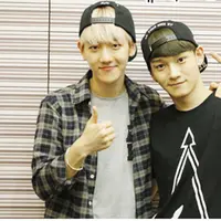 Chen dan Baekhyun saat tampil dalam acara radio ternama di Korea.