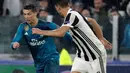 Striker Real Madrid Cristiano Ronaldo membawa bola berusaha melewati pemain Juventus Sami Khedira saat pertandingan Liga Champions di stadion Allianz, Turin (3/4). (AP/Luca Bruno)