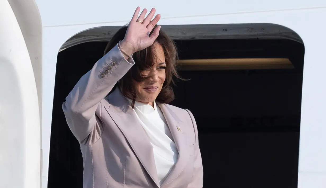 Wapres perempuan pertama di negara adidaya tersebut mendarat di Jakarta untuk menghadiri pertemuan tingkat tinggi Perhimpunan Negara-Negara Asia Tenggara (ASEAN) dengan mitra wicara strategis seperti Jepang, Korea Selatan, Tiongkok, dan Australia. (Yasuyoshi Chiba/Pool Photo via AP)