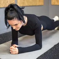 Panduan olahraga tanpa alat yang bisa dilakukan di rumah. (foto: pvproductions/freepik)