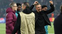 Pelatih Paris Saint-Germain asal Spanyol, Luis Enrique (kanan), merayakan kemenangan timnya di akhir pertandingan leg kedua semifinal Liga Champions UEFA antara Paris Saint-Germain (PSG) dan Arsenal di stadion Parc des Princes di Paris, pada 7 Mei 2025. (FRANCK FIFE/AFP)